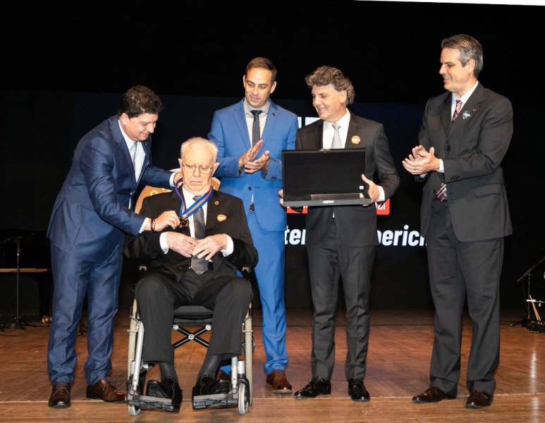 Fotos: Personalidades e empresas recebem homenagens ACIF